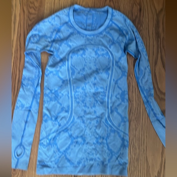 Lot of 3 Lululemon tops - Picture 2 of 4